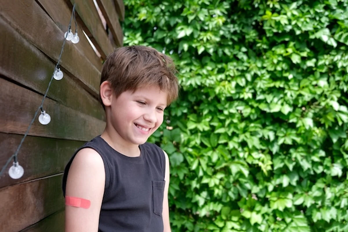 Chłopiec zaszczepiony Sputnikiem-V przeciwko Covid-19