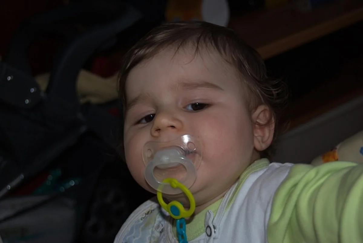 Chłopiec z smoczkiem