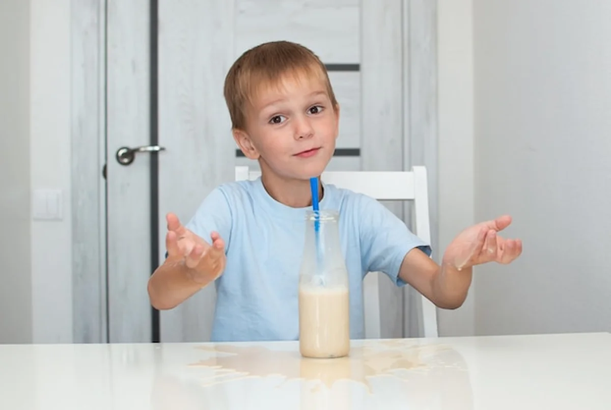 Dziecko pije mleko czekoladowe w domu