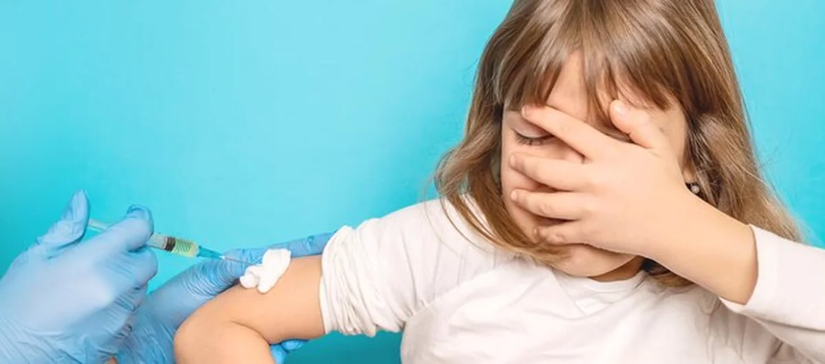 Dziecko dostaje zastrzyk w ramię