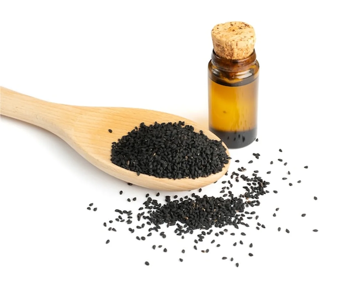 Olej z czarnuszki na białym tle