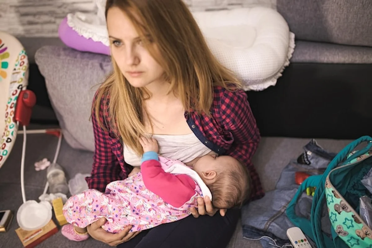 Matka karmiąca dziecko w salonie