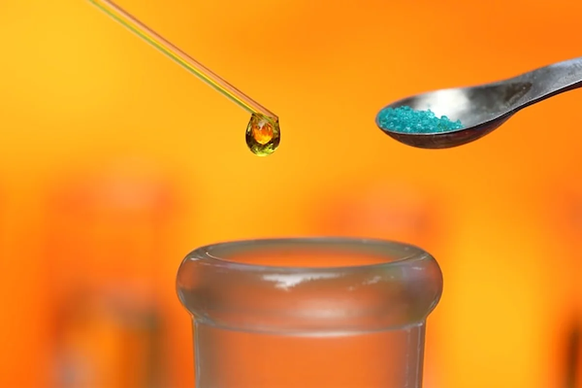 Probówka z zakraplaczem i szpatułką z substancją chemiczną