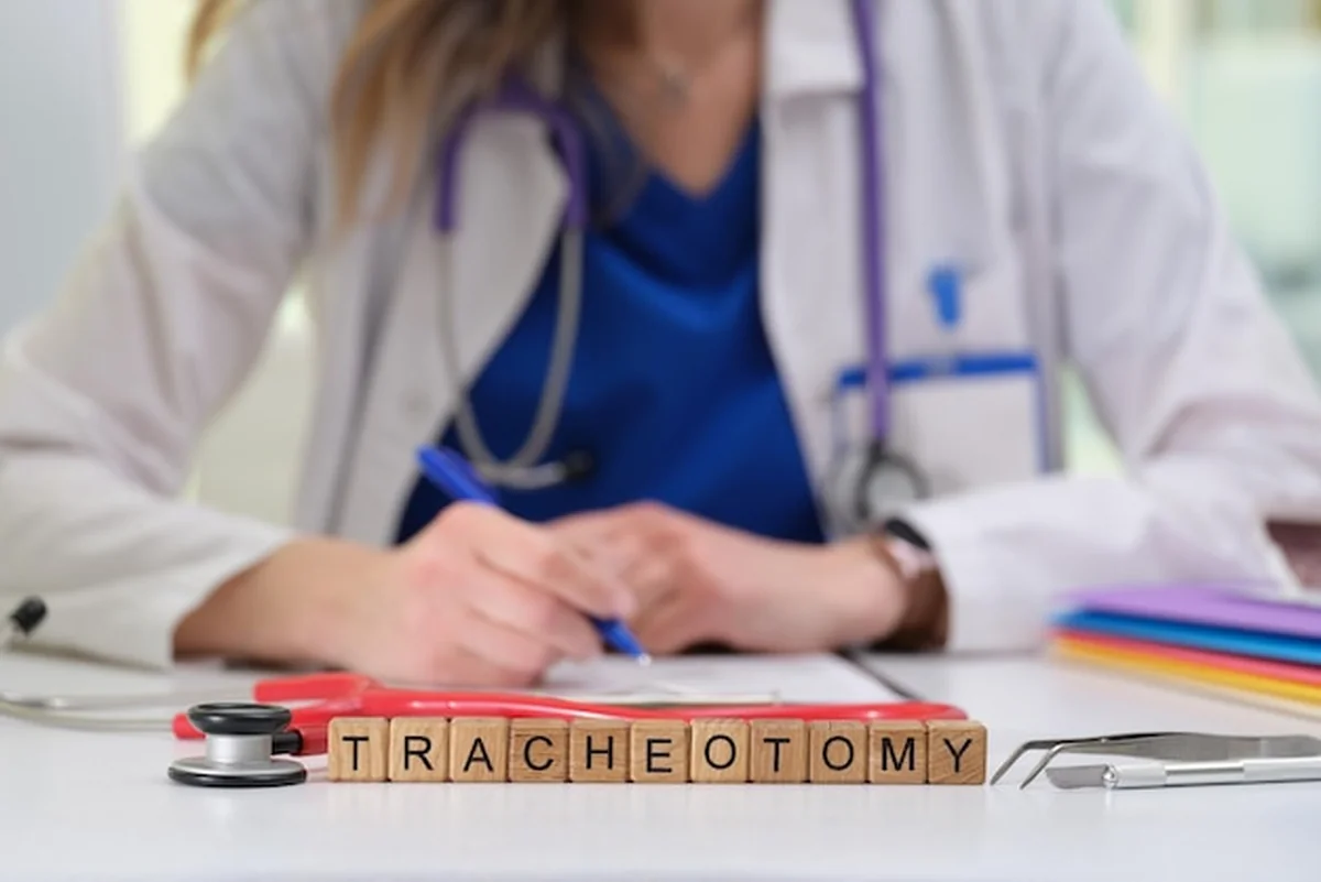 Lekarz wyjaśnia operację tracheotomię