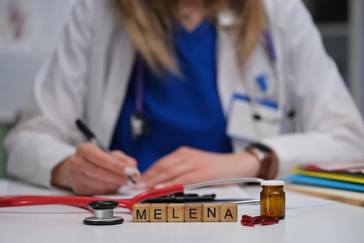 Profesjonalista medyczny piszący recepty z użyciem stetoskopu i obsługujący leki