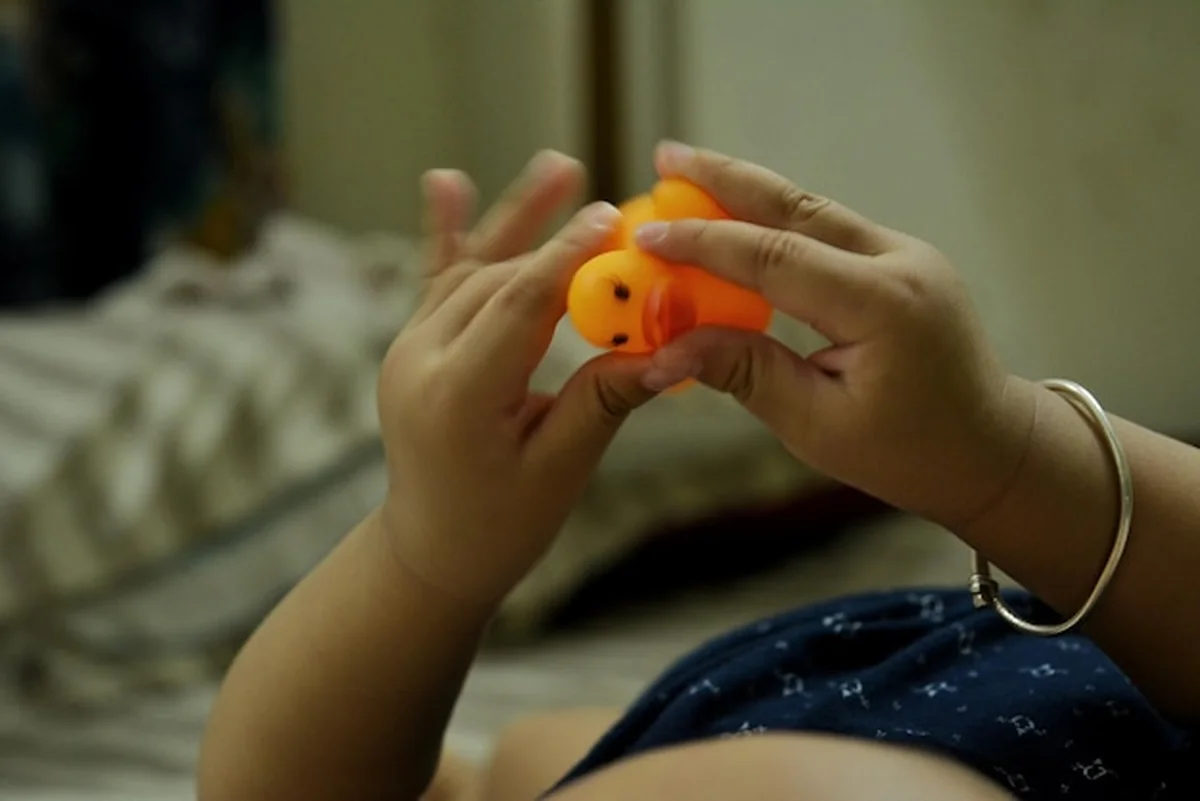 Dziecko trzymające rękę