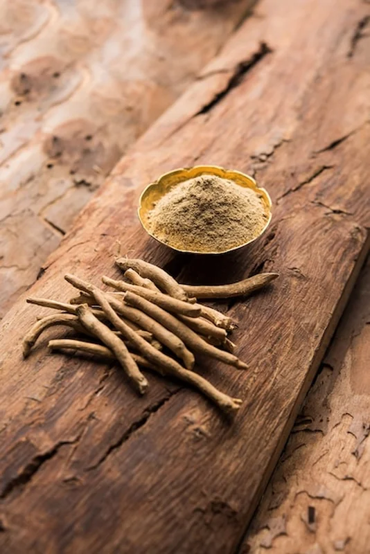 Ashwagandha - ajurwedyjski lek na białym tle