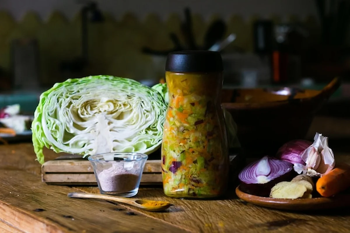 Martwa natura składników kiszonej kapusty w rustykalnej kuchni