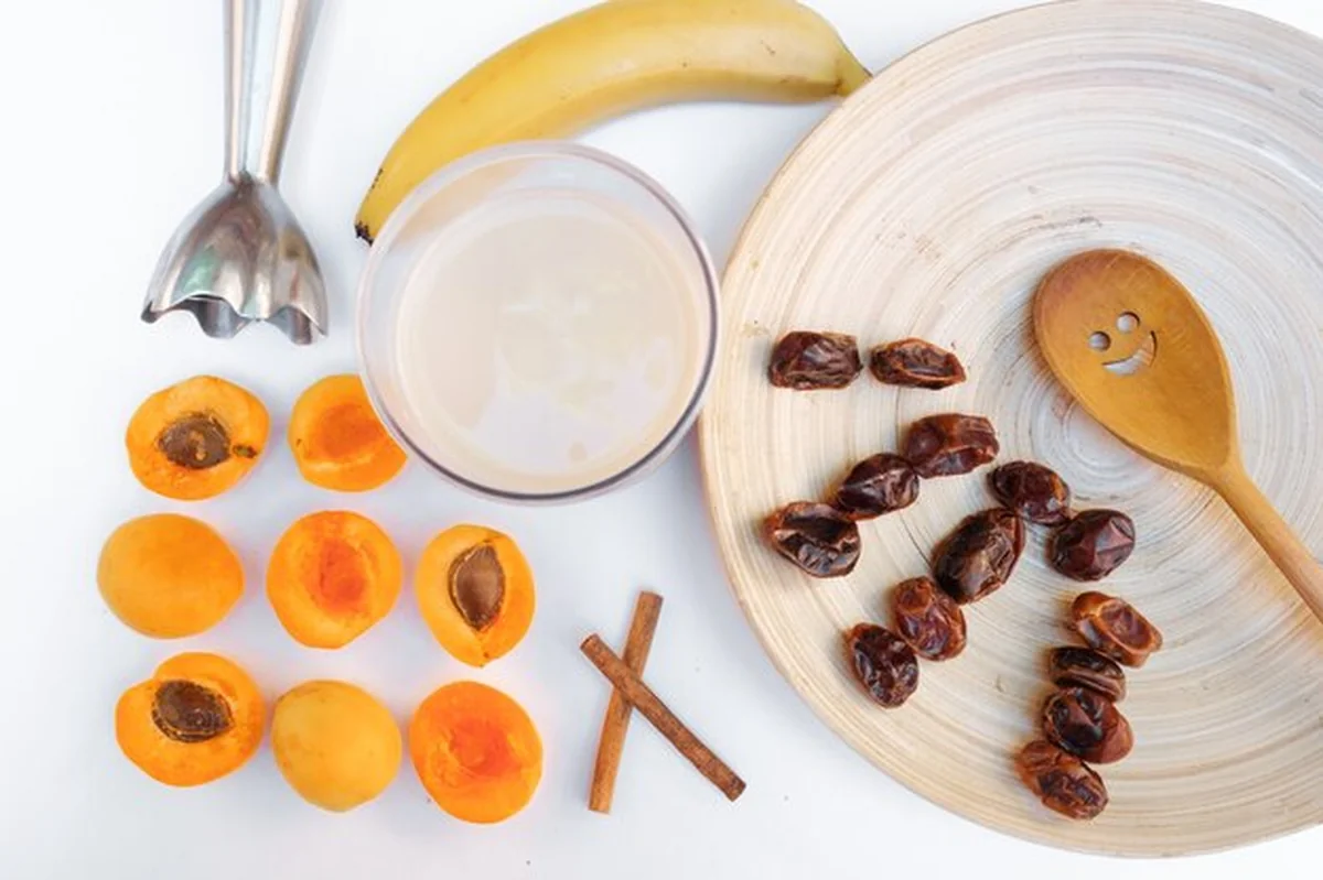 Suszone owoce na białym tle