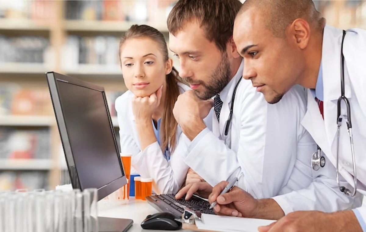 Zespół lekarzy rozmawiający w szpitalu i pracujący w laboratorium