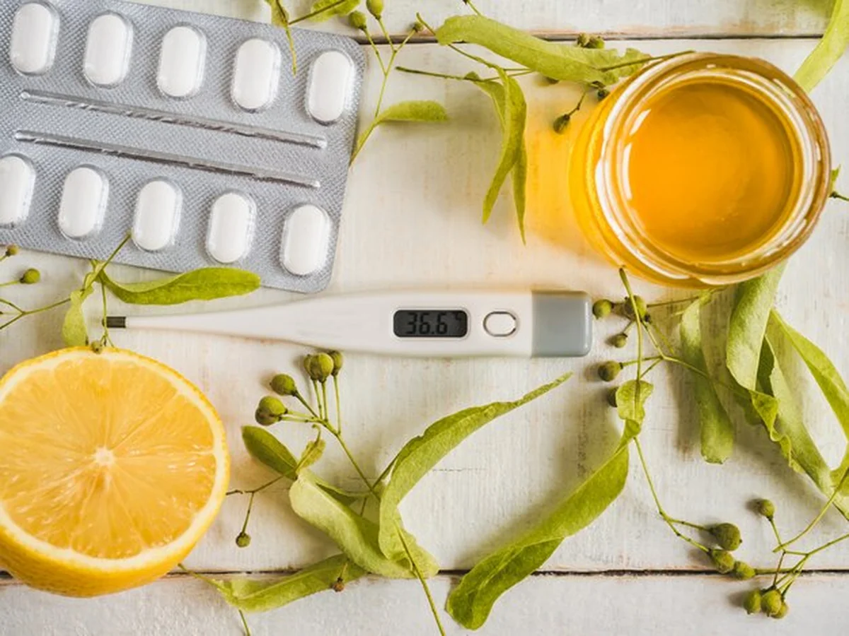 Termometr elektryczny, pigułki, cytryna. Koncepcja zapobiegania przeziębieniom