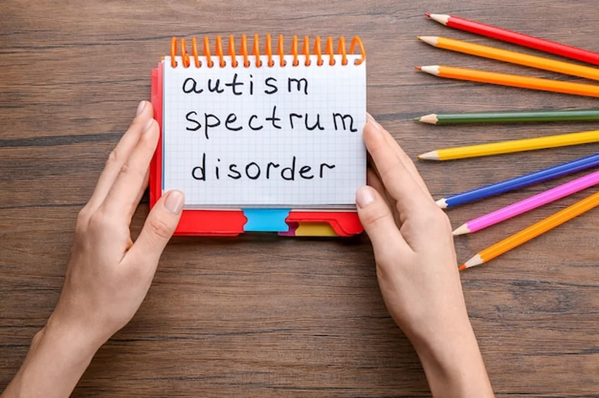 Kobieta trzymająca notatnik z frazą na drewnianym tle