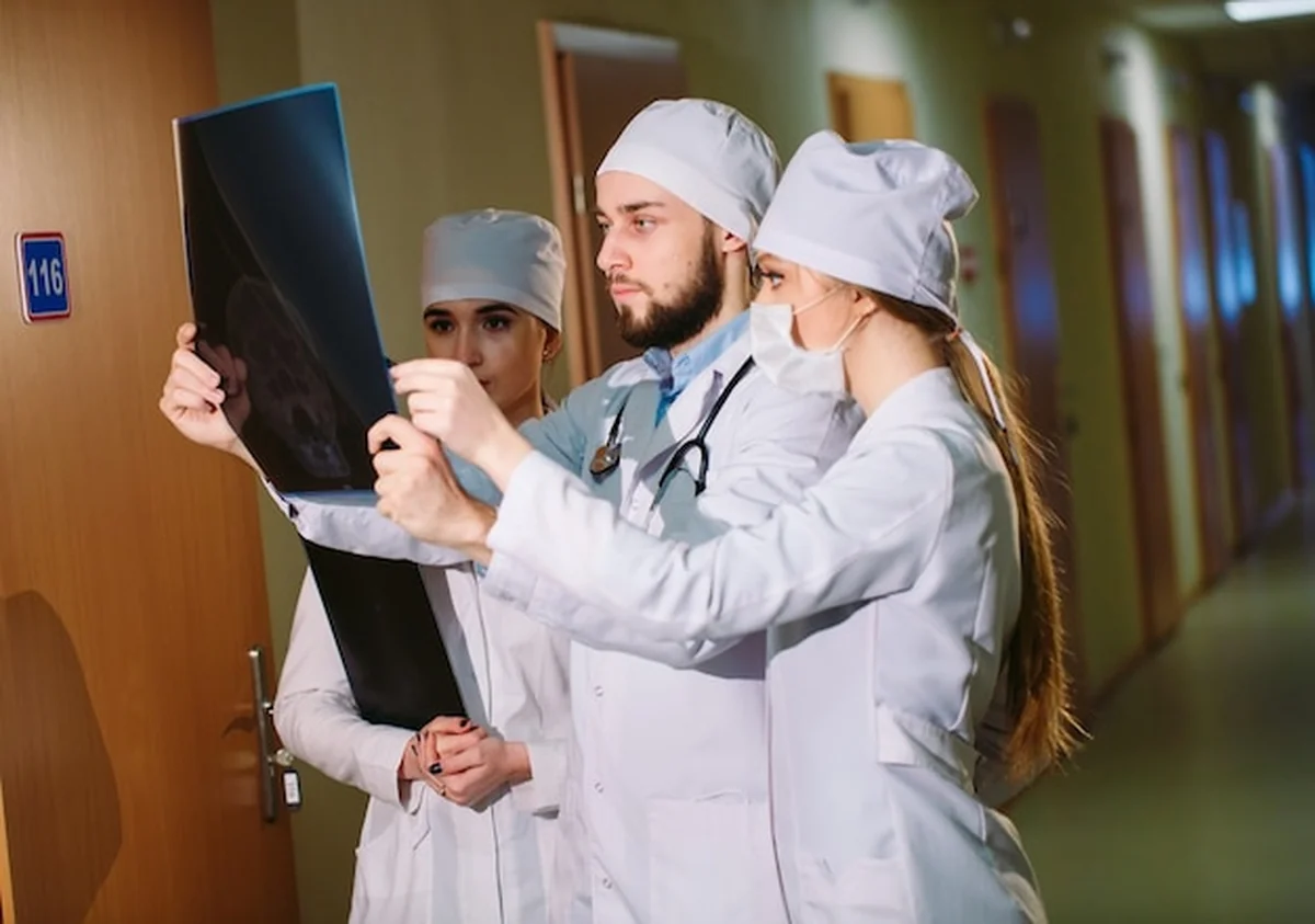 Lekarze oglądają prześwietlenie pacjenta