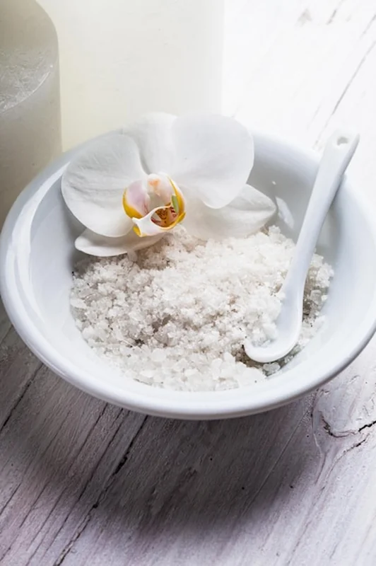 Naturalna sól morska w białej ceramicznej misce