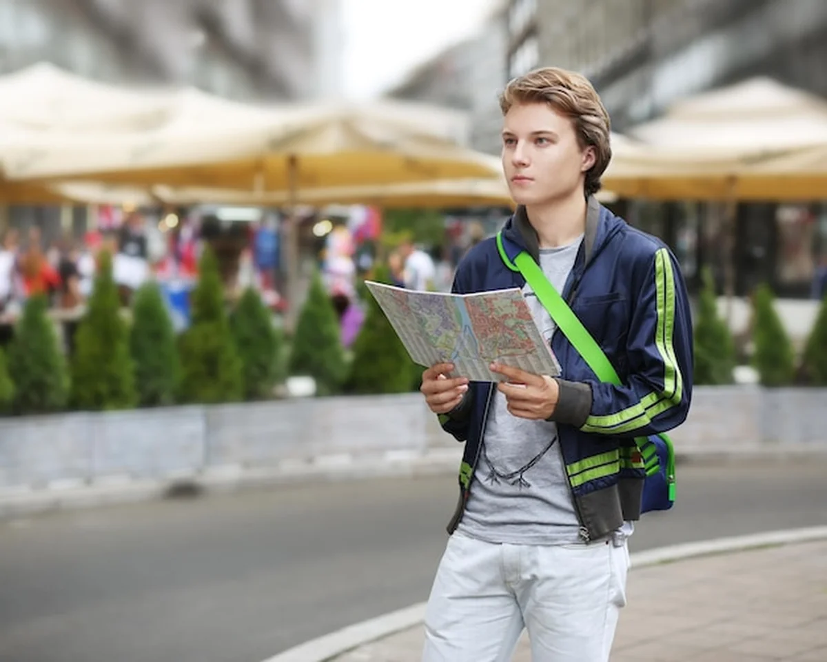 Turysta patrzący na mapę