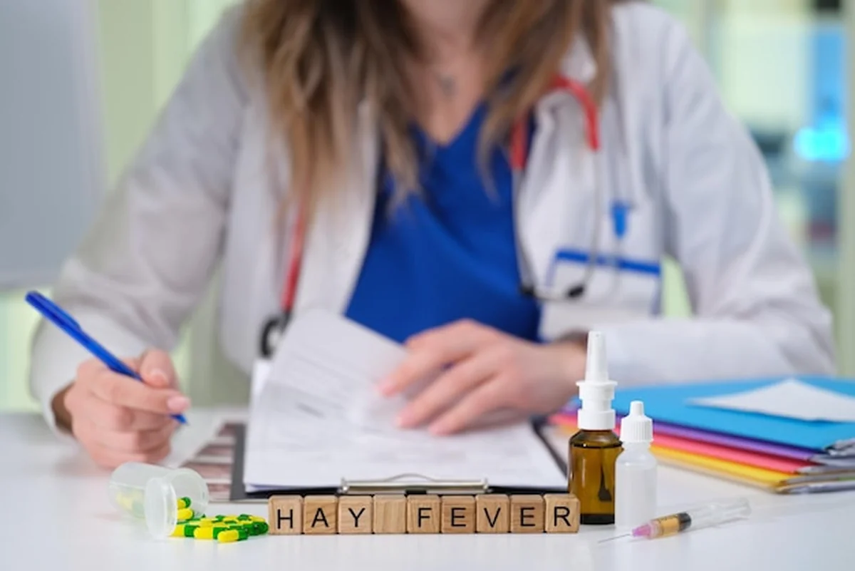 Lekarz przepisuje leczenie na gorączkę sianową