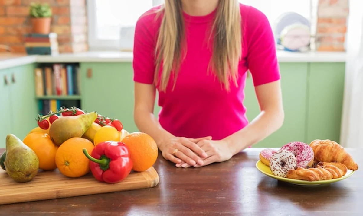 Kobieta wybiera między zdrową a niezdrową dietą